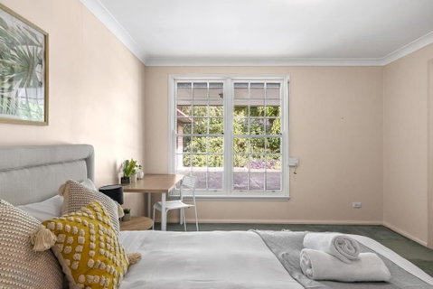 Rustic Queen Room - Located At Serene Street In Pymble - Shared Bathroom - Your Accommodation 2