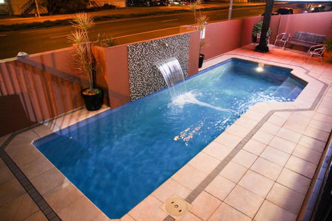 Rocky Resort Motor Inn - Your Accommodation 2