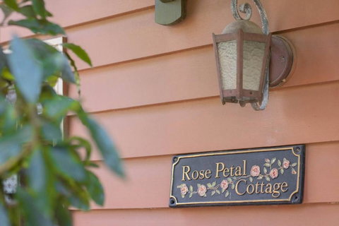 Rose Petal Cottage - Your Accommodation 1