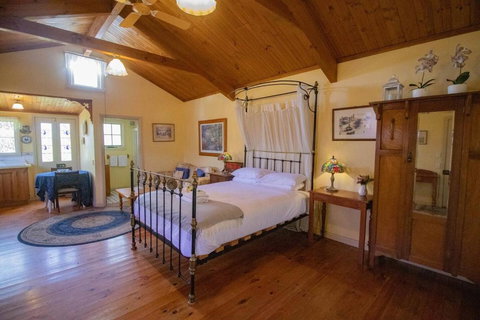 Rose Petal Cottage - Your Accommodation 2