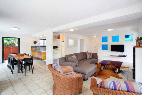 Ross Cres Spacious Private Beach House - Your Accommodation 2