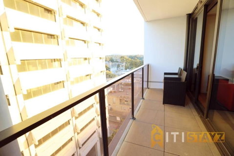 Ruby Red, 1Bd 1Bth Apt - Woden CBD - Your Accommodation 2