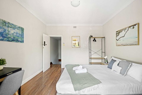 Rustic Queen Room In Glebe - Next To USYD - Shared Bathroom - Your Accommodation 0