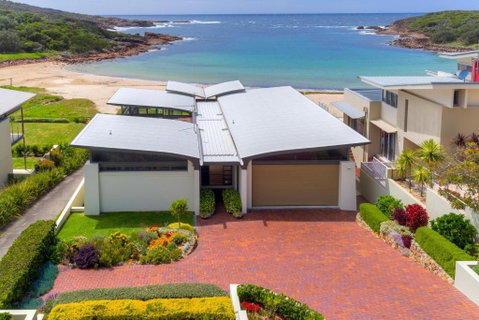 Sails On The Beachfront - Exclusive Seaside Home - Your Accommodation 0