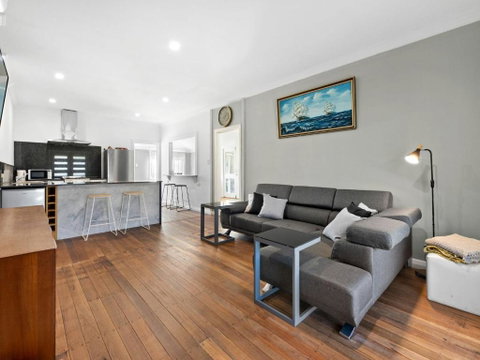 Salty Sea Cottage - Your Accommodation 2