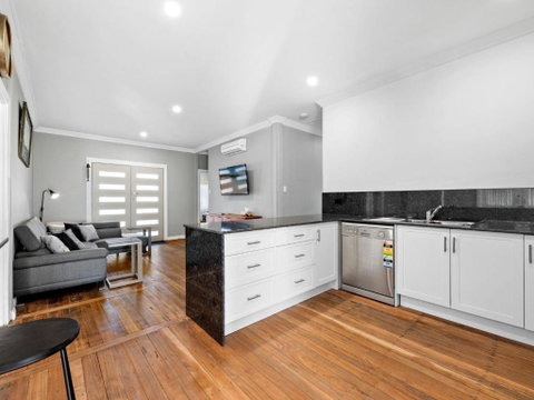 Salty Sea Cottage - Your Accommodation 3