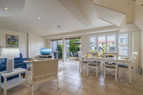Sandcastles 4 -8 Ala Moana Way - Your Accommodation 1