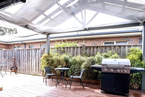 Serene South Morang Retreat - Your Accommodation 3