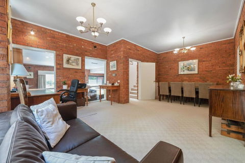 Surrey On The Park - Your Accommodation 3