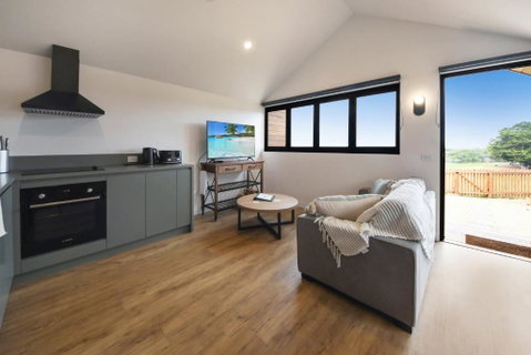 Surrey River Hideaway - Your Accommodation 2
