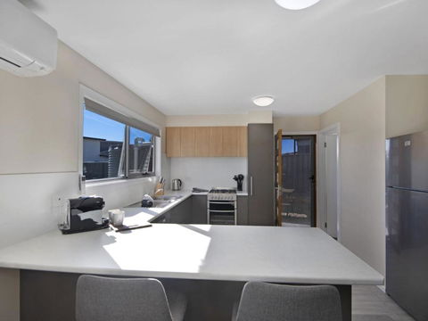 T Bar On Twynam - Modern 2BR Apartment L WiFi L Netflix L BBQ L Smart TV L Air-Con - Your Accommodation 3