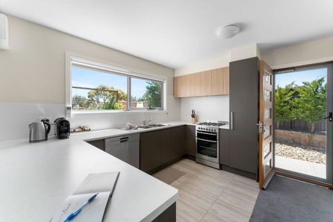 T Bar On Twynam - Modern 2BR Apartment L WiFi L Netflix L BBQ L Smart TV L Air-Con - Your Accommodation 0
