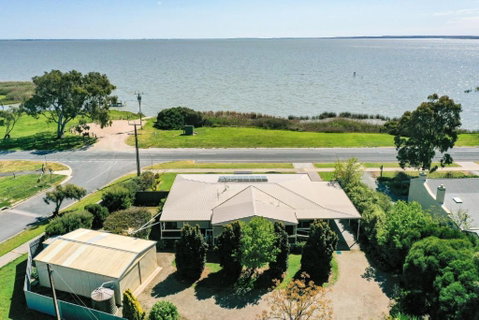 The Blue House On Lake Albert - Your Accommodation 1