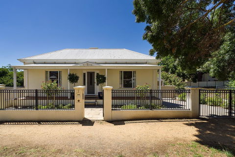 Berkeley Street Townhouse - Your Accommodation 0