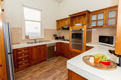 Best Central House - SLEEPS 11 !! - Your Accommodation 2