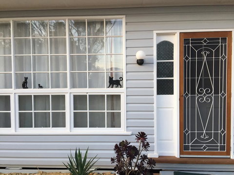 Black Cat Retreat Holiday Home - Your Accommodation 2