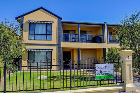 Black Duck - Your Accommodation 0
