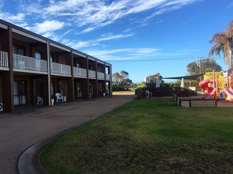 Black Swan Motor Inn - Your Accommodation 2