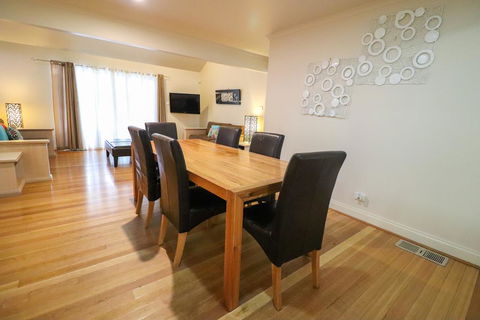 Blackbutt Family Loft Townhouse - Your Accommodation 3