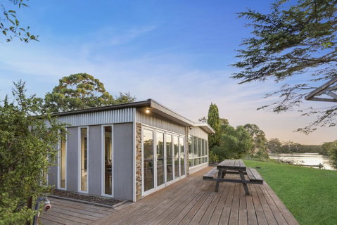 Bluff View River House - Stunning Riverfront - Your Accommodation 0