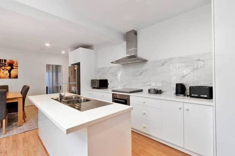 TheTree House Hobart Sleeps 8-2 Bath - Your Accommodation 3