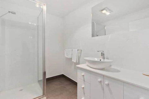 TheTree House Hobart Sleeps 8-2 Bath - Your Accommodation 2