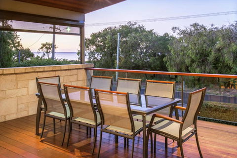 XYZ Holiday Home - Your Accommodation 3