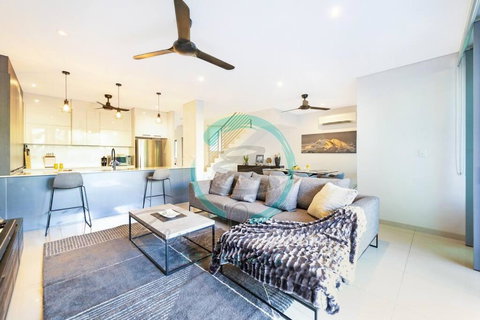 ZEN ARCTIC Luxury 2-Story T/House + Pool & Markets - Your Accommodation 1