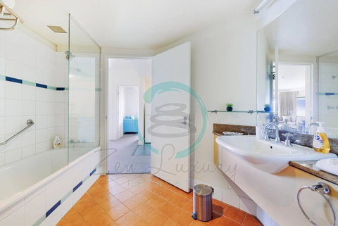 ZEN88 Esplanade: 3-BR Luxury Suite Near Waterfront - Your Accommodation 2